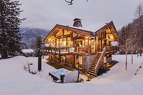 Chalet Black Squirrel Luxury Retreat With hot tub Sauna