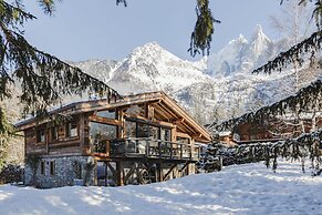Chalet Black Squirrel Luxury Retreat With hot tub Sauna