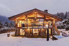 Chalet Black Squirrel Luxury Retreat With hot tub Sauna