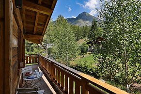 Chalet Black Squirrel Luxury Retreat With hot tub Sauna