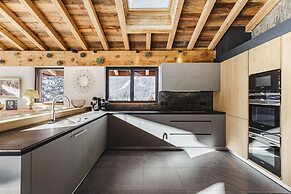 Chalet Black Squirrel Luxury Retreat With hot tub Sauna