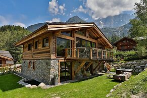 Chalet Black Squirrel Luxury Retreat With hot tub Sauna