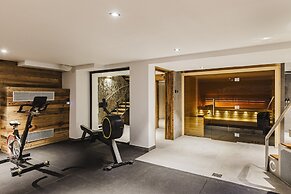Chalet Black Squirrel Luxury Retreat With hot tub Sauna