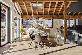 Chalet Black Squirrel Luxury Retreat With hot tub Sauna