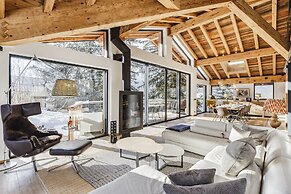 Chalet Black Squirrel Luxury Retreat With hot tub Sauna