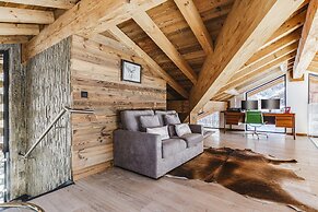 Chalet Black Squirrel Luxury Retreat With hot tub Sauna