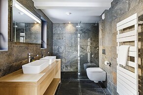 Chalet Black Squirrel Luxury Retreat With hot tub Sauna