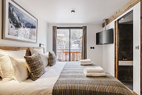 Chalet Black Squirrel Luxury Retreat With hot tub Sauna