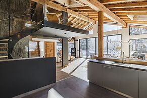 Chalet Black Squirrel Luxury Retreat With hot tub Sauna