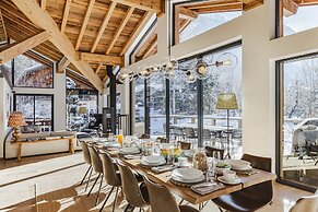 Chalet Black Squirrel Luxury Retreat With hot tub Sauna