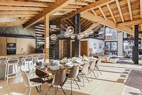Chalet Black Squirrel Luxury Retreat With hot tub Sauna