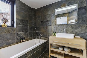 Chalet Black Squirrel Luxury Retreat With hot tub Sauna
