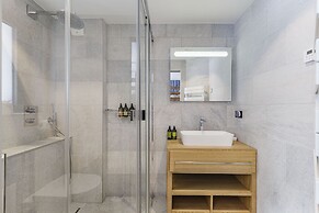 Chalet Black Squirrel Luxury Retreat With hot tub Sauna