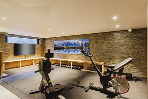 Chalet Black Squirrel Luxury Retreat With hot tub Sauna