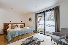 Chalet Black Squirrel Luxury Retreat With hot tub Sauna