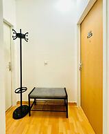 Cozy 2BR Apt Sleeps 6 Direct City Access