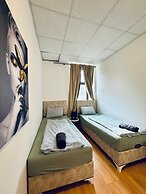 Cozy 2BR Apt Sleeps 6 Direct City Access