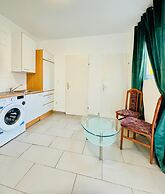 Cozy 2BR Apt Sleeps 6 Direct City Access