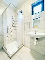 Cozy 2BR Apt Sleeps 6 Direct City Access