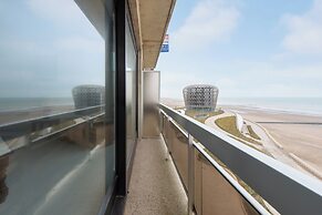 Apartment in Middelkerke With Beach Views