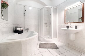 Prague Bliss Apartment - Lesser Town Charm