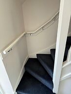 Central 2 Bed Home - Parking, Ev Point, Garden