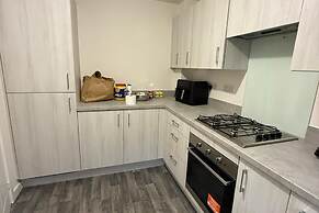 Central 2 Bed Home - Parking, Ev Point, Garden