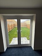 Central 2 Bed Home - Parking, Ev Point, Garden