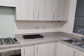 Central 2 Bed Home - Parking, Ev Point, Garden
