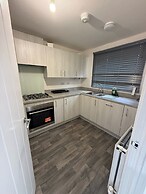Central 2 Bed Home - Parking, Ev Point, Garden