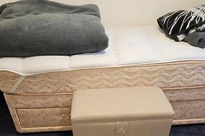 Central 2 Bed Home - Parking, Ev Point, Garden