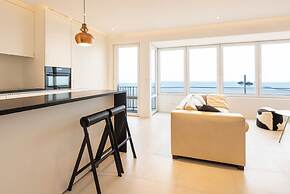 Apartment on Zeedijk With Sea View