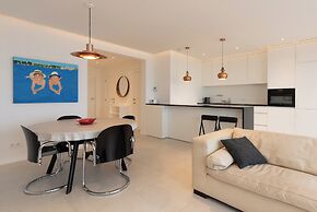 Apartment on Zeedijk With Sea View