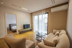 Tirent Apartment-Modern 1-Bedroom Stay Near Liqeni i Thatë