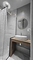 Tirent Apartment-Modern 1-Bedroom Stay Near Liqeni i Thatë