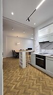 Tirent Apartment-Modern 1-Bedroom Stay Near Liqeni i Thatë