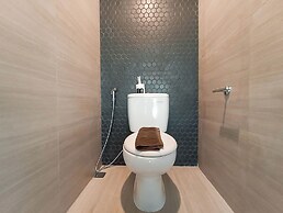 Cozy And Enjoy Living Studio (No Kitchen) Apartment At Skales Residenc