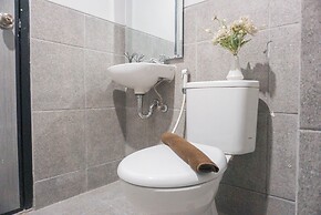 Cozy And Homey Studio At Riverdale Apartment