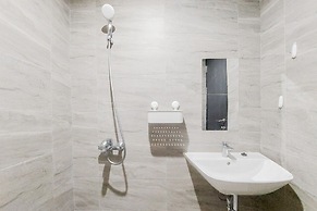 Good And Warm 2Br At Collins Boulevard Apartment