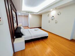 2Br Luxurious And Spacious Apartment At One East Penthouse Residence