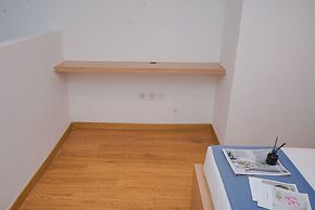 Comfort Studio Loft Apartment At Kingland Avenue