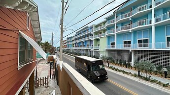 Parrot Cottage in Fort Myers Beach