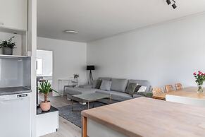 2BR Apt near Center with Free Parking