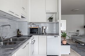 2BR Apt near Center with Free Parking