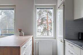 2BR Apt near Center with Free Parking