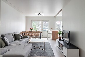 2BR Apt near Center with Free Parking