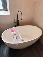 World Hotel (Jinan CBD Dingjiazhuang Subway Station)