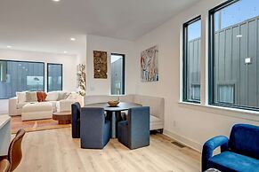 Luxury Hot tub Rooftop Deck Game Room Nashville