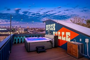 Luxury Hot tub Rooftop Deck Game Room Nashville