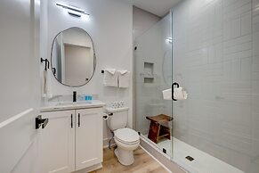 Luxury Hot tub Rooftop Deck Game Room Nashville